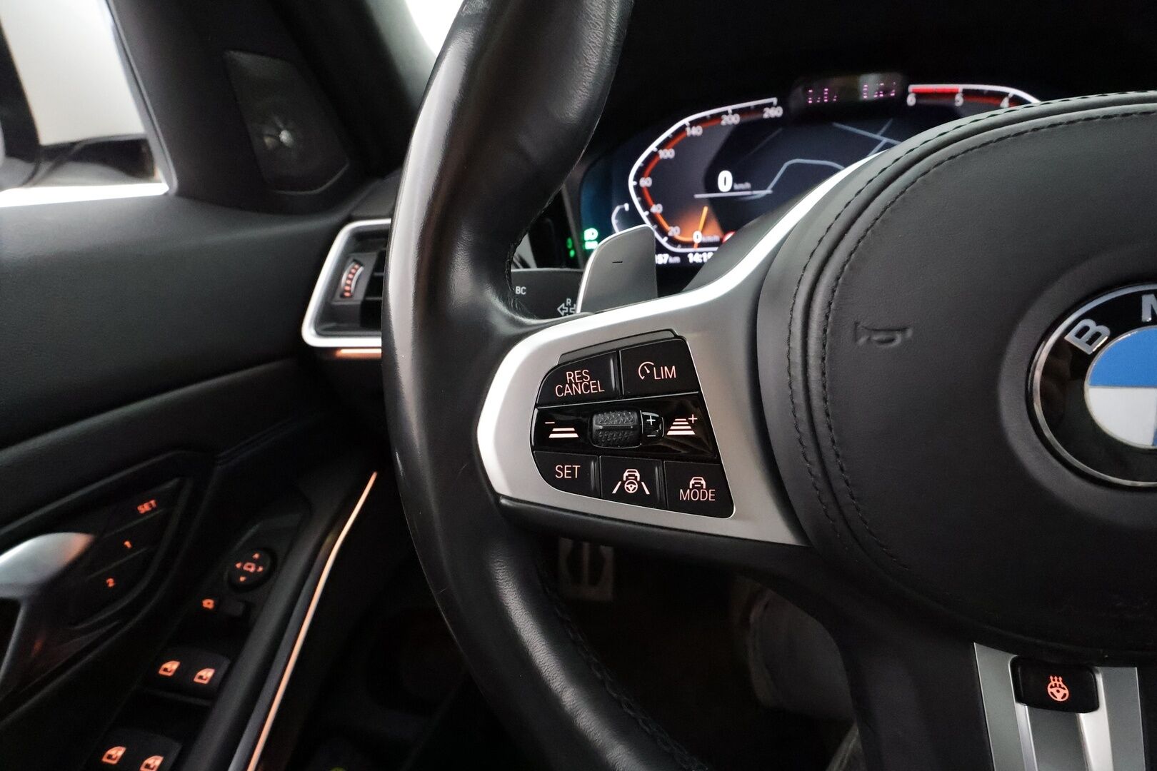 BMW 320 2020 G20 Sedan 320d A xDrive Launch Edition M Sport * ACC / HUD / Laser Light / 360° / Webasto / H&K / Koukku / Muistipenkki * - Adaptiivinen M Sport alusta / Display Key / Sporttinahat / Suomi-auto / Kahdet renkaat aluvanteilla / Supervarusteet