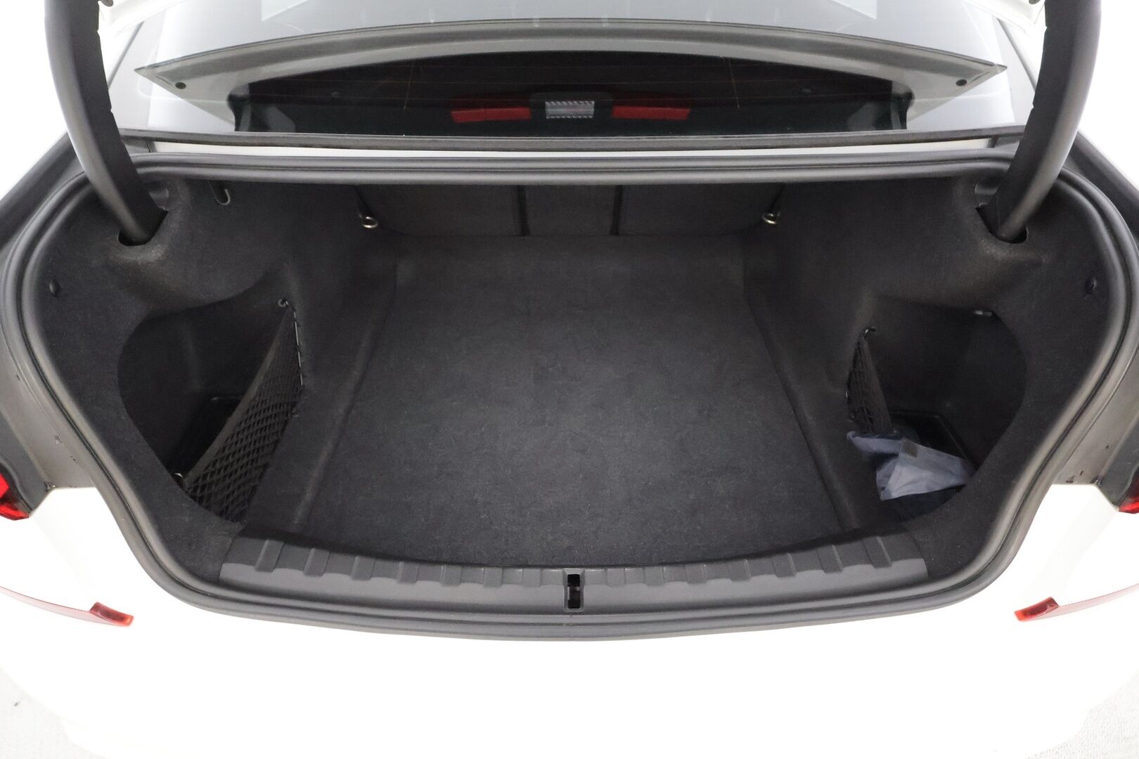 BMW 320 2020 G20 Sedan 320d A xDrive Launch Edition M Sport * ACC / HUD / Laser Light / 360° / Webasto / H&K / Koukku / Muistipenkki * - Adaptiivinen M Sport alusta / Display Key / Sporttinahat / Suomi-auto / Kahdet renkaat aluvanteilla / Supervarusteet