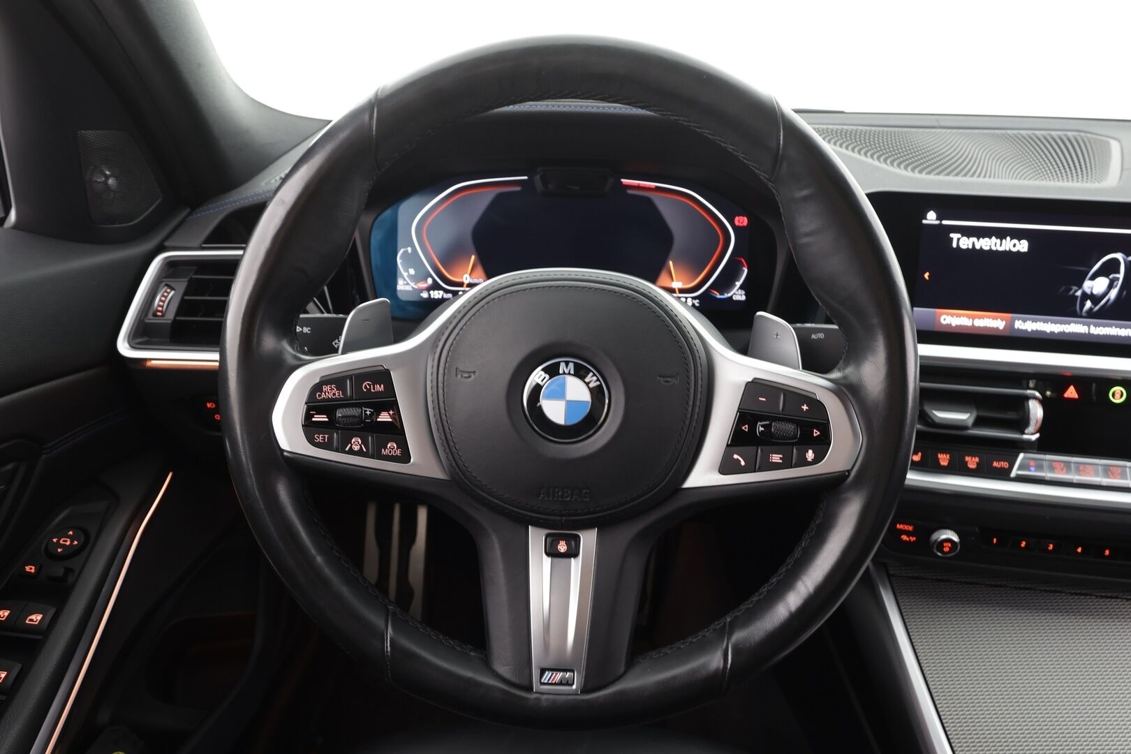 BMW 320 2020 G20 Sedan 320d A xDrive Launch Edition M Sport * ACC / HUD / Laser Light / 360° / Webasto / H&K / Koukku / Muistipenkki * - Adaptiivinen M Sport alusta / Display Key / Sporttinahat / Suomi-auto / Kahdet renkaat aluvanteilla / Supervarusteet