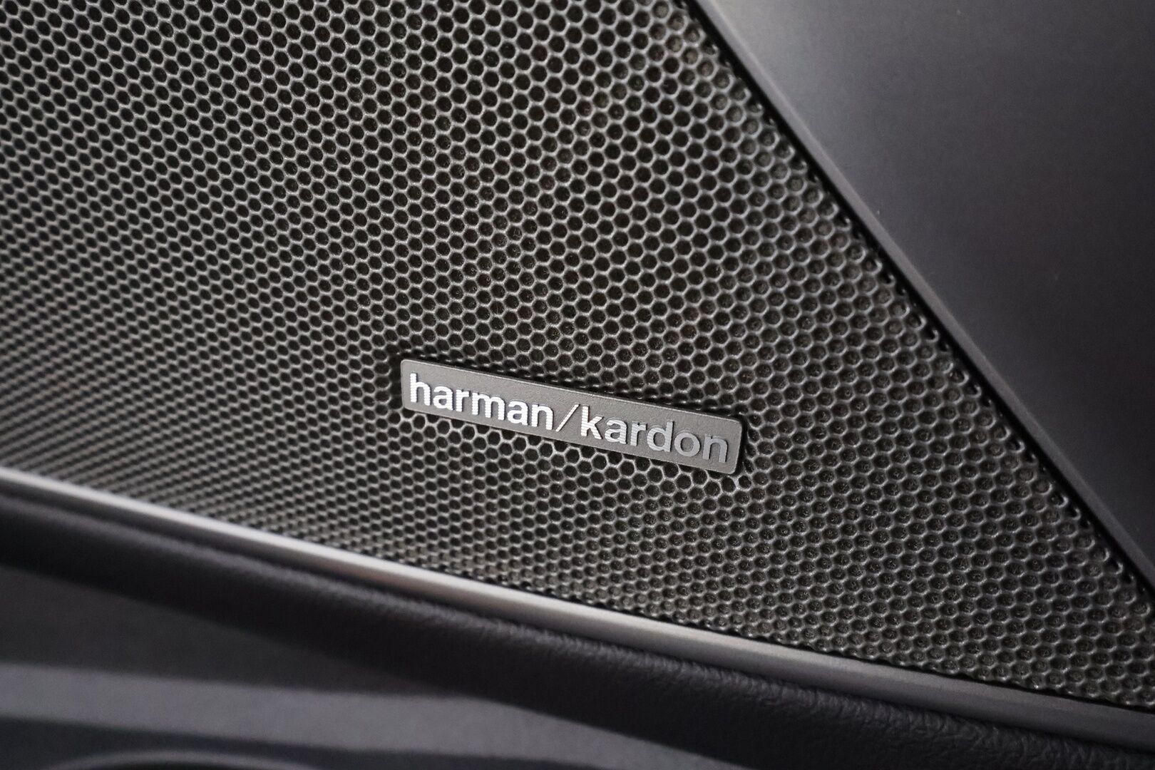 BMW 320 2020 G20 Sedan 320d A xDrive Launch Edition M Sport * ACC / HUD / Laser Light / 360° / Webasto / H&K / Koukku / Muistipenkki * - Adaptiivinen M Sport alusta / Display Key / Sporttinahat / Suomi-auto / Kahdet renkaat aluvanteilla / Supervarusteet