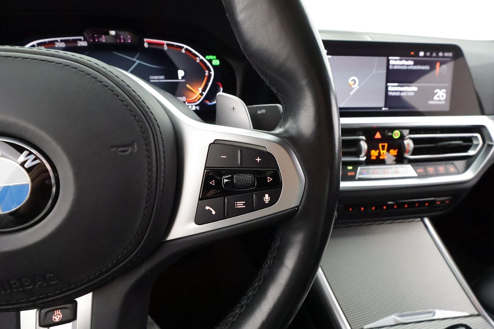 BMW 320 2020 G20 Sedan 320d A xDrive Launch Edition M Sport * ACC / HUD / Laser Light / 360° / Webasto / H&K / Koukku / Muistipenkki * - Adaptiivinen M Sport alusta / Display Key / Sporttinahat / Suomi-auto / Kahdet renkaat aluvanteilla / Supervarusteet