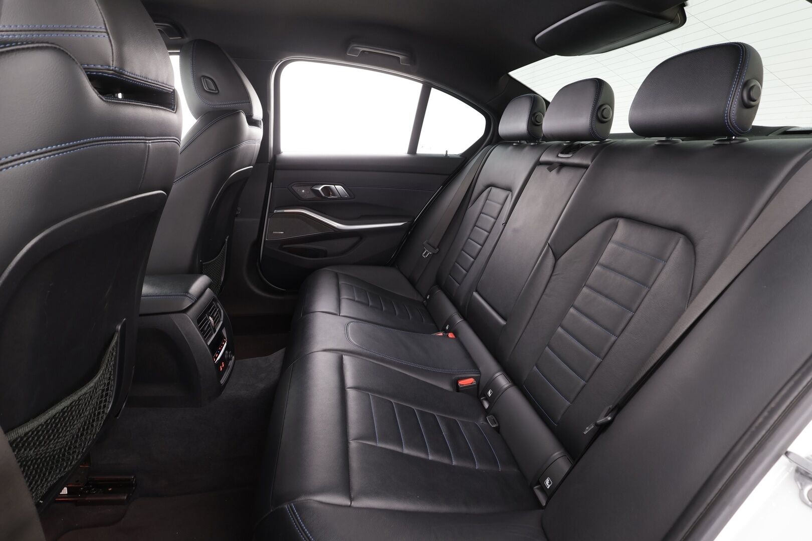 BMW 320 2020 G20 Sedan 320d A xDrive Launch Edition M Sport * ACC / HUD / Laser Light / 360° / Webasto / H&K / Koukku / Muistipenkki * - Adaptiivinen M Sport alusta / Display Key / Sporttinahat / Suomi-auto / Kahdet renkaat aluvanteilla / Supervarusteet