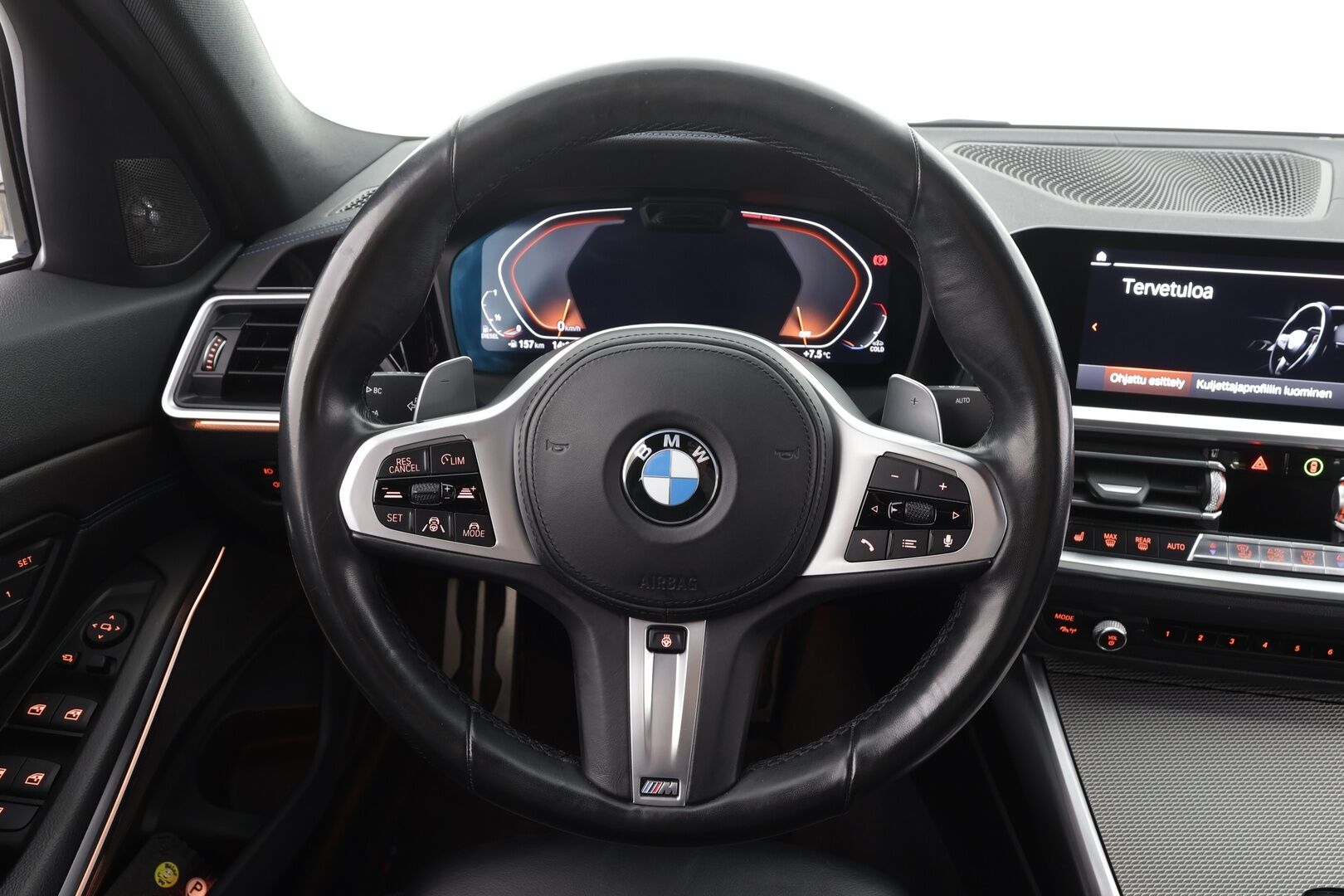 BMW 320 2020 G20 Sedan 320d A xDrive Launch Edition M Sport * ACC / HUD / Laser Light / 360° / Webasto / H&K / Koukku / Muistipenkki * - Adaptiivinen M Sport alusta / Display Key / Sporttinahat / Suomi-auto / Kahdet renkaat aluvanteilla / Supervarusteet