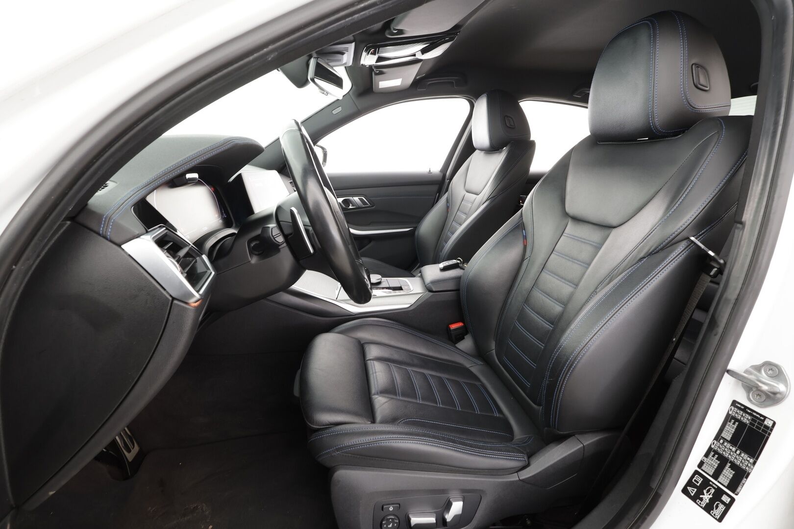 BMW 320 2020 G20 Sedan 320d A xDrive Launch Edition M Sport * ACC / HUD / Laser Light / 360° / Webasto / H&K / Koukku / Muistipenkki * - Adaptiivinen M Sport alusta / Display Key / Sporttinahat / Suomi-auto / Kahdet renkaat aluvanteilla / Supervarusteet