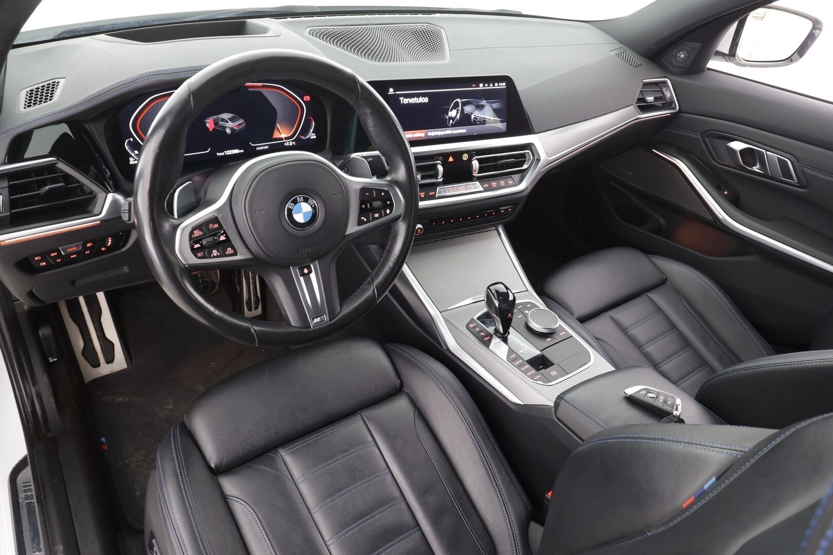 BMW 320 2020 G20 Sedan 320d A xDrive Launch Edition M Sport * ACC / HUD / Laser Light / 360° / Webasto / H&K / Koukku / Muistipenkki * - Adaptiivinen M Sport alusta / Display Key / Sporttinahat / Suomi-auto / Kahdet renkaat aluvanteilla / Supervarusteet