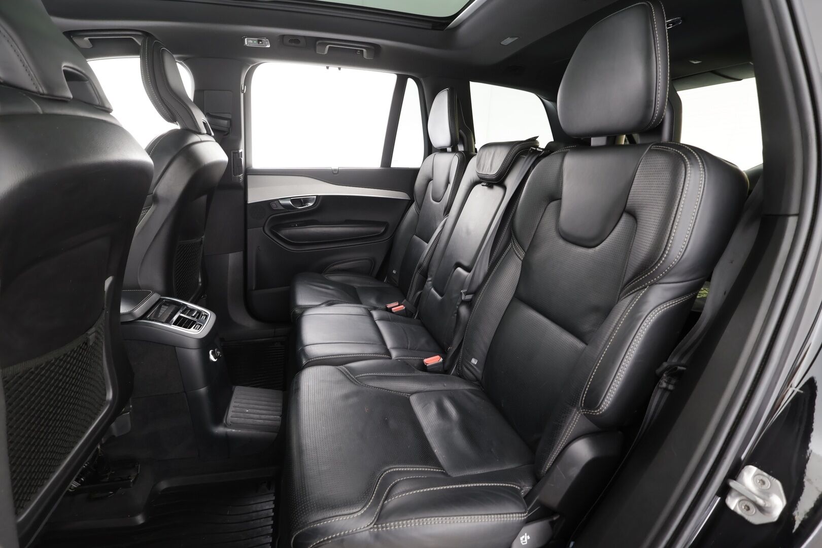 Volvo XC90 2019 T8 R-Design 7-P * ACC / HUD / 360° / Panorama / Full LED / Muistipenkit hieronnalla / Koukku / Webasto / Navi / H&K * - Ilmastoidut nahat / KeylessGo / Merkkihuollettu / Huippuvarusteet - HULLUT JOULUT KORKOTARJOUS 2,49% 