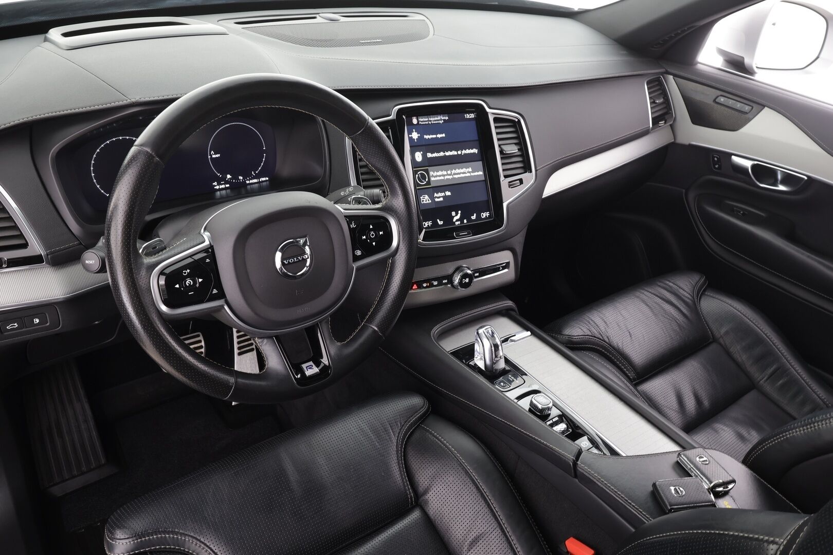 Volvo XC90 2019 T8 R-Design 7-P * ACC / HUD / 360° / Panorama / Full LED / Muistipenkit hieronnalla / Koukku / Webasto / Navi / H&K * - Ilmastoidut nahat / KeylessGo / Merkkihuollettu / Huippuvarusteet - HULLUT JOULUT KORKOTARJOUS 2,49% 