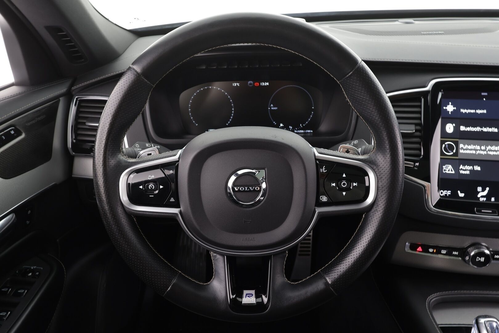 Volvo XC90 2019 T8 R-Design 7-P * ACC / HUD / 360° / Panorama / Full LED / Muistipenkit hieronnalla / Koukku / Webasto / Navi / H&K * - Ilmastoidut nahat / KeylessGo / Merkkihuollettu / Huippuvarusteet - HULLUT JOULUT KORKOTARJOUS 2,49% 