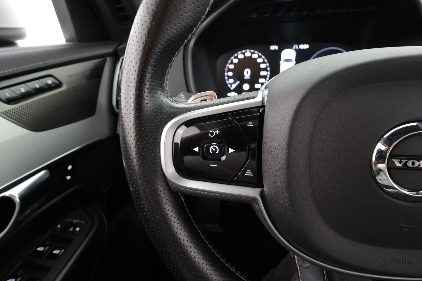 Volvo XC90 2019 T8 R-Design 7-P * ACC / HUD / 360° / Panorama / Full LED / Muistipenkit hieronnalla / Koukku / Webasto / Navi / H&K * - Ilmastoidut nahat / KeylessGo / Merkkihuollettu / Huippuvarusteet - HULLUT JOULUT KORKOTARJOUS 2,49% 