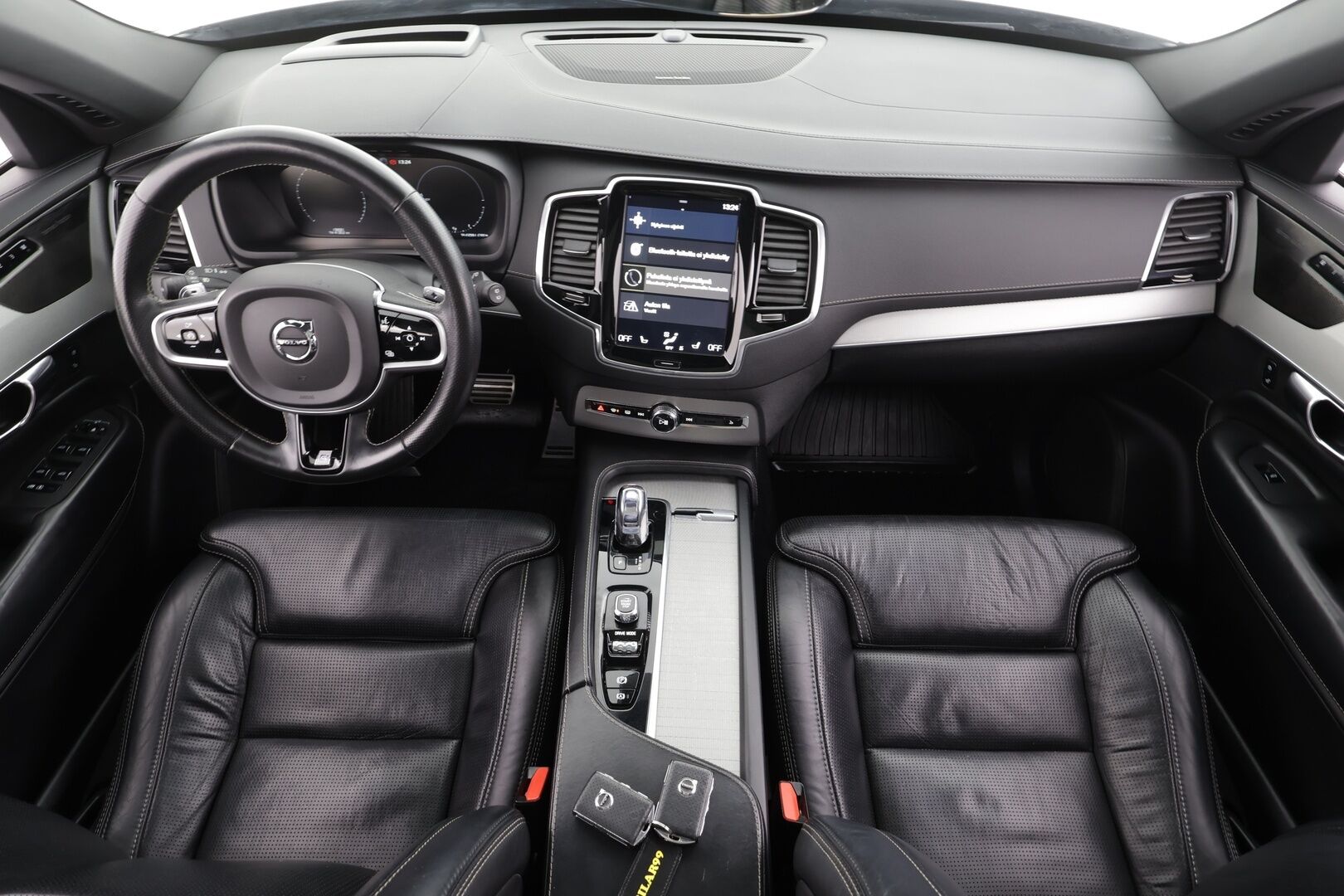 Volvo XC90 2019 T8 R-Design 7-P * ACC / HUD / 360° / Panorama / Full LED / Muistipenkit hieronnalla / Koukku / Webasto / Navi / H&K * - Ilmastoidut nahat / KeylessGo / Merkkihuollettu / Huippuvarusteet - HULLUT JOULUT KORKOTARJOUS 2,49% 