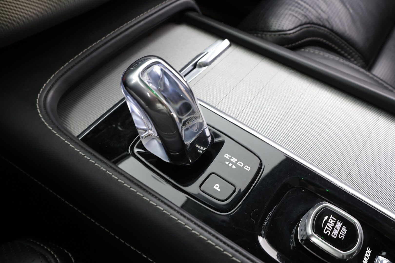 Volvo XC90 2019 T8 R-Design 7-P * ACC / HUD / 360° / Panorama / Full LED / Muistipenkit hieronnalla / Koukku / Webasto / Navi / H&K * - Ilmastoidut nahat / KeylessGo / Merkkihuollettu / Huippuvarusteet - HULLUT JOULUT KORKOTARJOUS 2,49% 