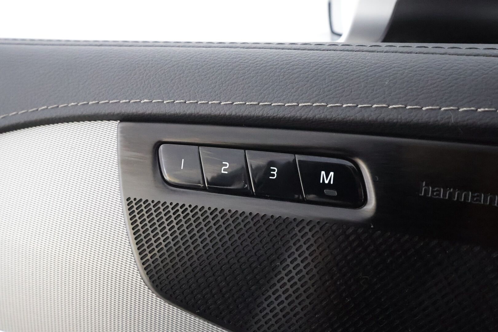 Volvo XC90 2019 T8 R-Design 7-P * ACC / HUD / 360° / Panorama / Full LED / Muistipenkit hieronnalla / Koukku / Webasto / Navi / H&K * - Ilmastoidut nahat / KeylessGo / Merkkihuollettu / Huippuvarusteet - HULLUT JOULUT KORKOTARJOUS 2,49% 