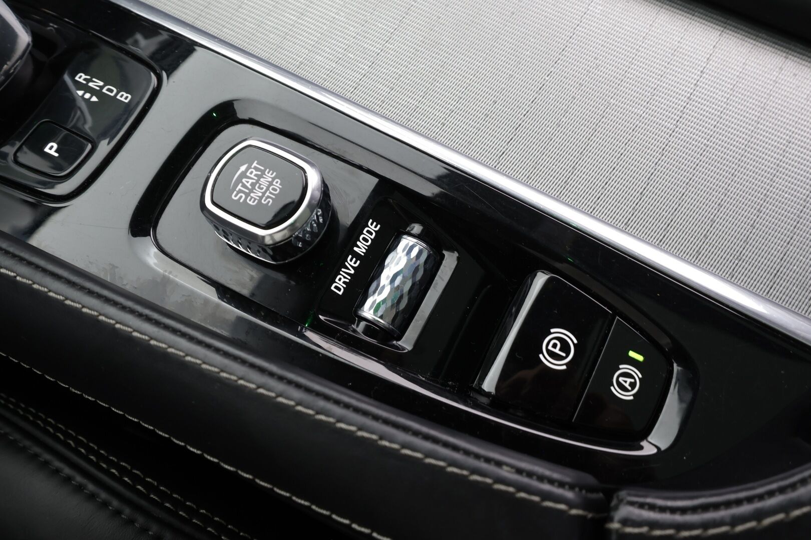 Volvo XC90 2019 T8 R-Design 7-P * ACC / HUD / 360° / Panorama / Full LED / Muistipenkit hieronnalla / Koukku / Webasto / Navi / H&K * - Ilmastoidut nahat / KeylessGo / Merkkihuollettu / Huippuvarusteet - HULLUT JOULUT KORKOTARJOUS 2,49% 