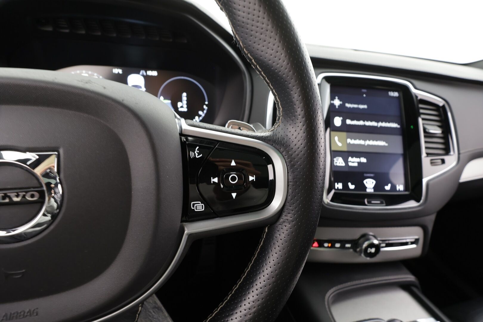 Volvo XC90 2019 T8 R-Design 7-P * ACC / HUD / 360° / Panorama / Full LED / Muistipenkit hieronnalla / Koukku / Webasto / Navi / H&K * - Ilmastoidut nahat / KeylessGo / Merkkihuollettu / Huippuvarusteet - HULLUT JOULUT KORKOTARJOUS 2,49% 