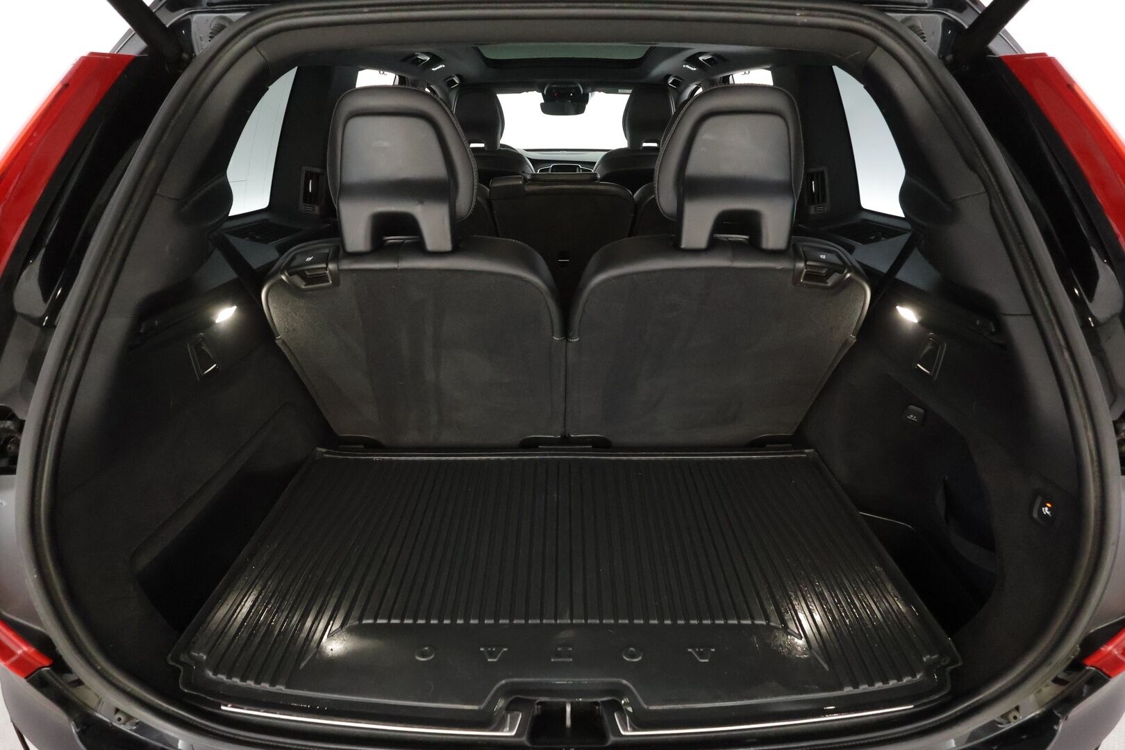 Volvo XC90 2019 T8 R-Design 7-P * ACC / HUD / 360° / Panorama / Full LED / Muistipenkit hieronnalla / Koukku / Webasto / Navi / H&K * - Ilmastoidut nahat / KeylessGo / Merkkihuollettu / Huippuvarusteet - HULLUT JOULUT KORKOTARJOUS 2,49% 