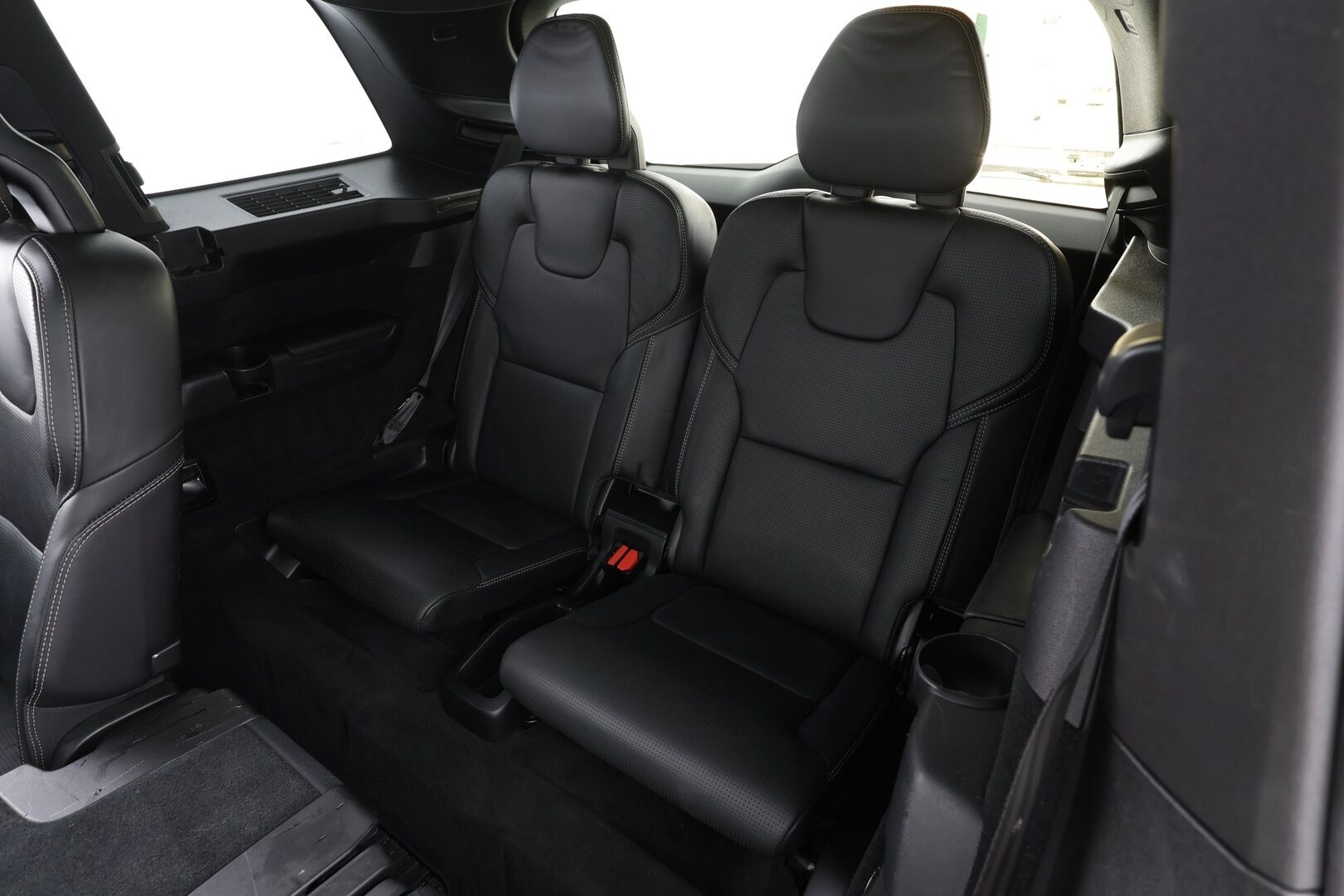 Volvo XC90 2019 T8 R-Design 7-P * ACC / HUD / 360° / Panorama / Full LED / Muistipenkit hieronnalla / Koukku / Webasto / Navi / H&K * - Ilmastoidut nahat / KeylessGo / Merkkihuollettu / Huippuvarusteet - HULLUT JOULUT KORKOTARJOUS 2,49% 