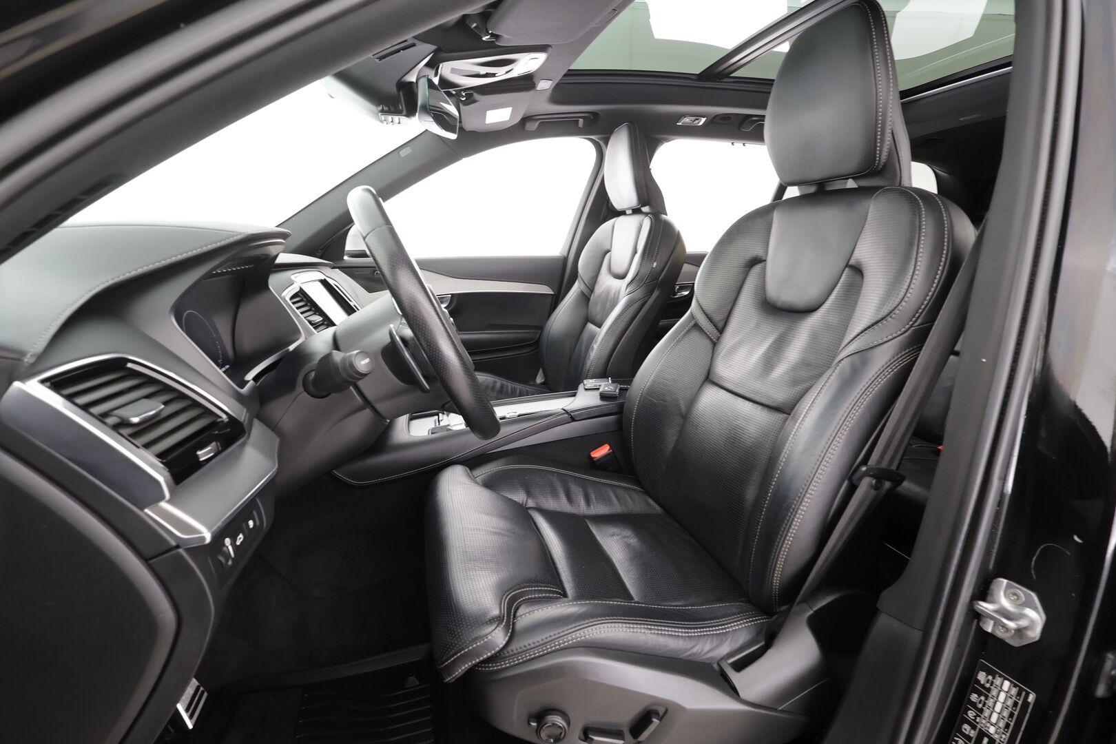 Volvo XC90 2019 T8 R-Design 7-P * ACC / HUD / 360° / Panorama / Full LED / Muistipenkit hieronnalla / Koukku / Webasto / Navi / H&K * - Ilmastoidut nahat / KeylessGo / Merkkihuollettu / Huippuvarusteet - HULLUT JOULUT KORKOTARJOUS 2,49% 