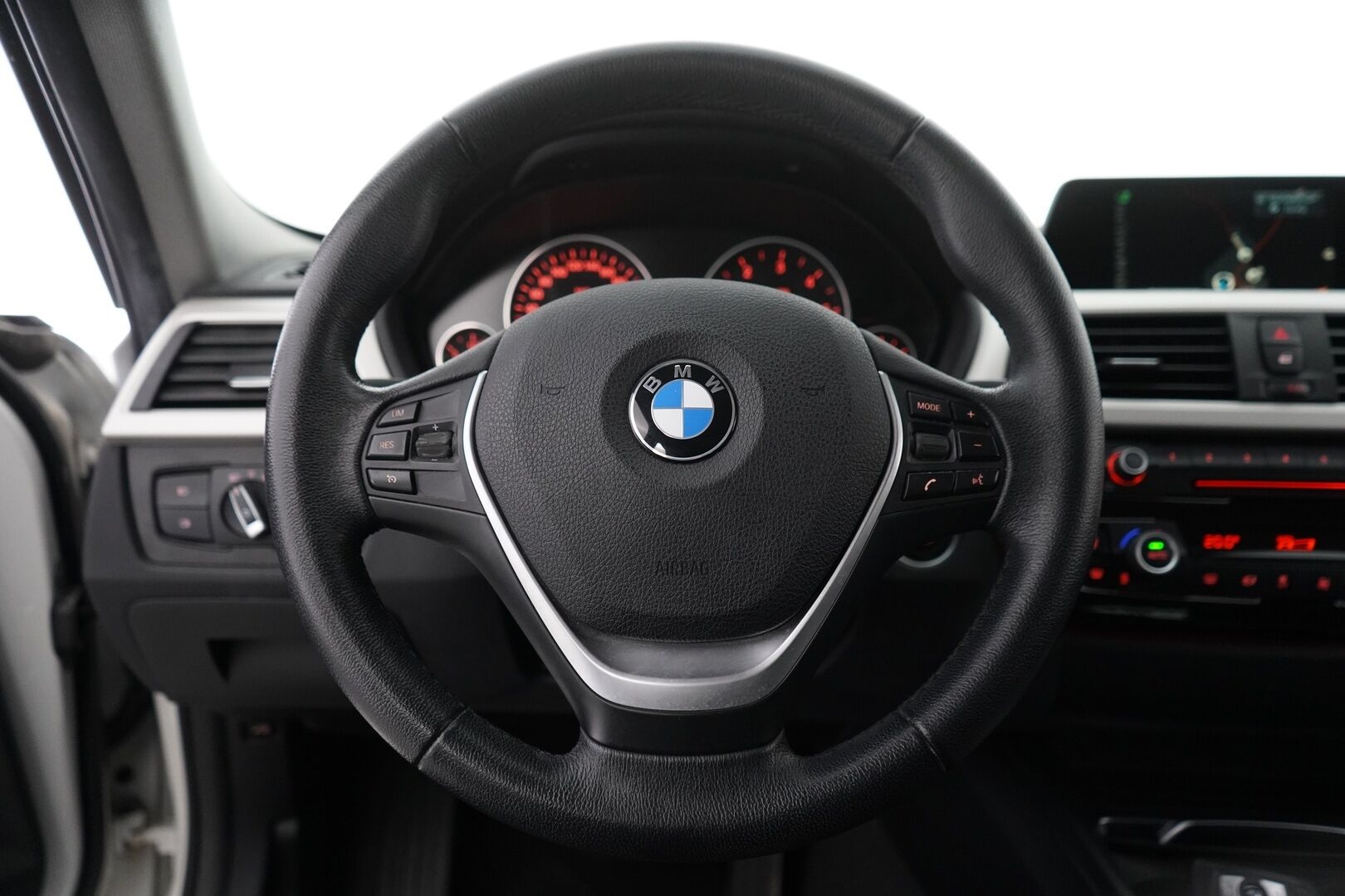 BMW 318 2016 F31 Touring d A Business *Adapt. LED / Sähköluukku / Navi / Vakkari*