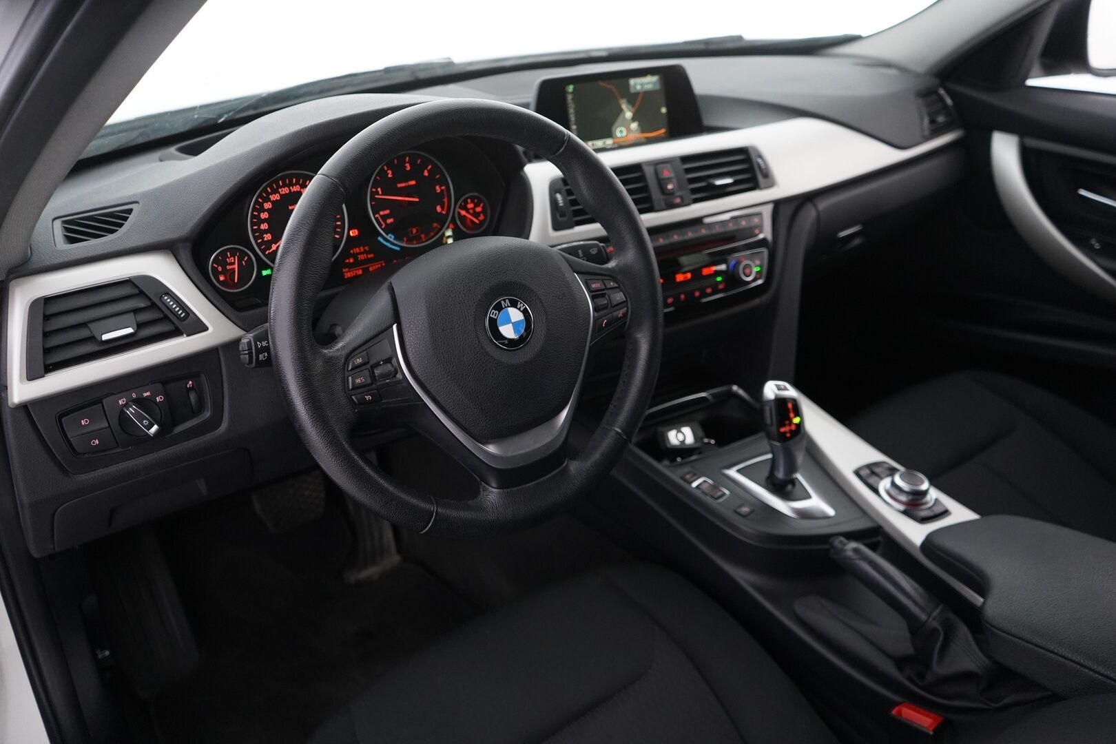BMW 318 2016 F31 Touring d A Business *Adapt. LED / Sähköluukku / Navi / Vakkari*