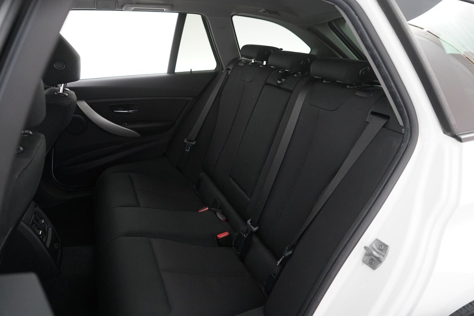 BMW 318 2016 F31 Touring d A Business *Adapt. LED / Sähköluukku / Navi / Vakkari*