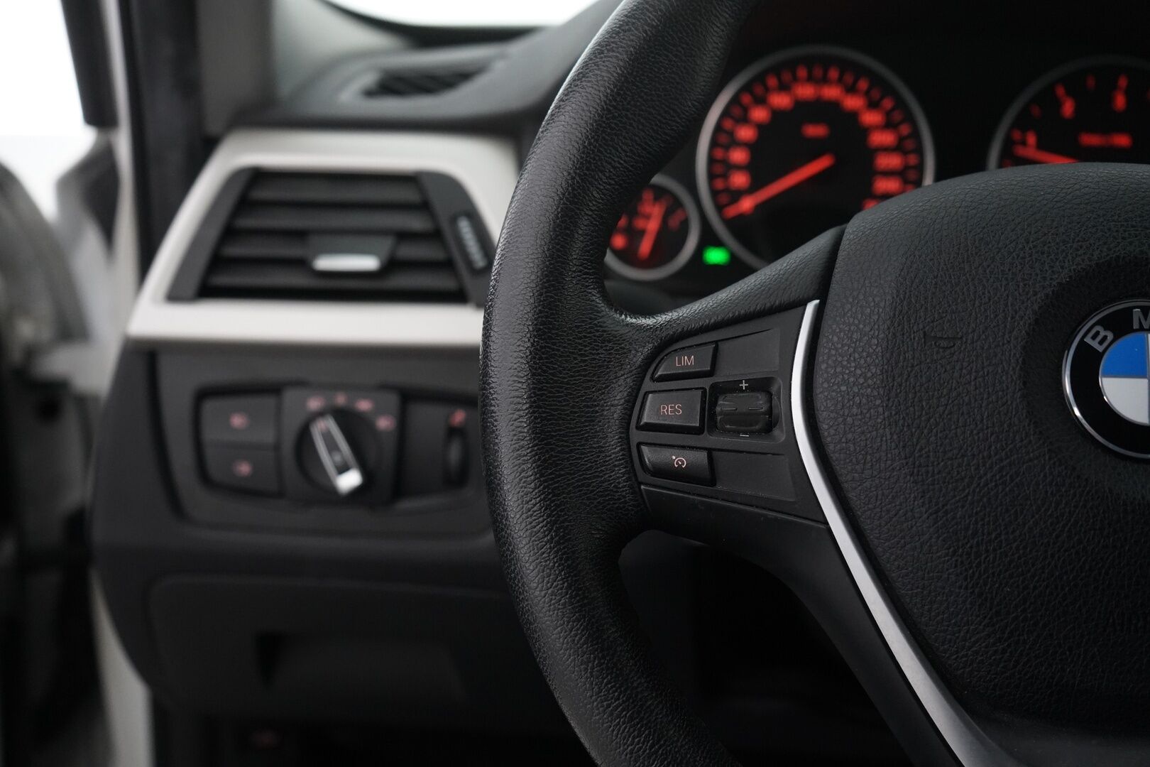 BMW 318 2017 F31 Touring d A Business *HUD / HiFi / Adapt. LED / Sähköluukku / Navi / Vakkari*