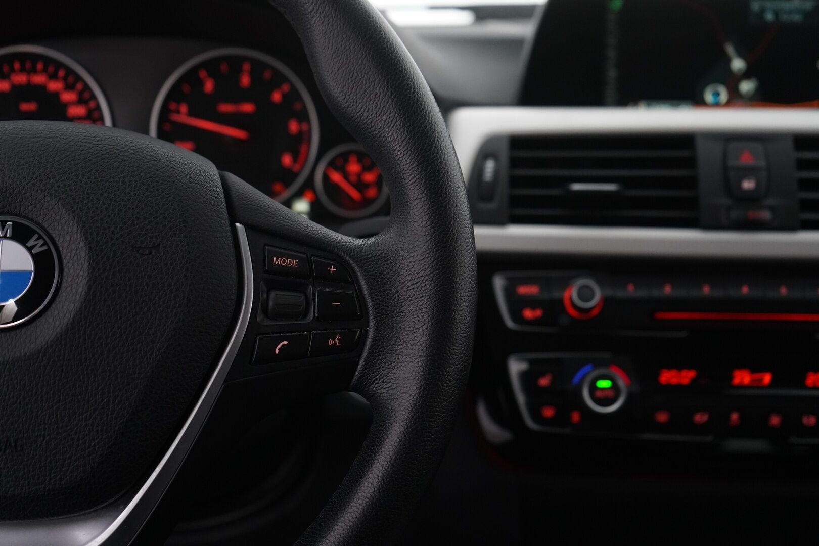 BMW 318 2016 F31 Touring d A Business *Adapt. LED / Sähköluukku / Navi / Vakkari*