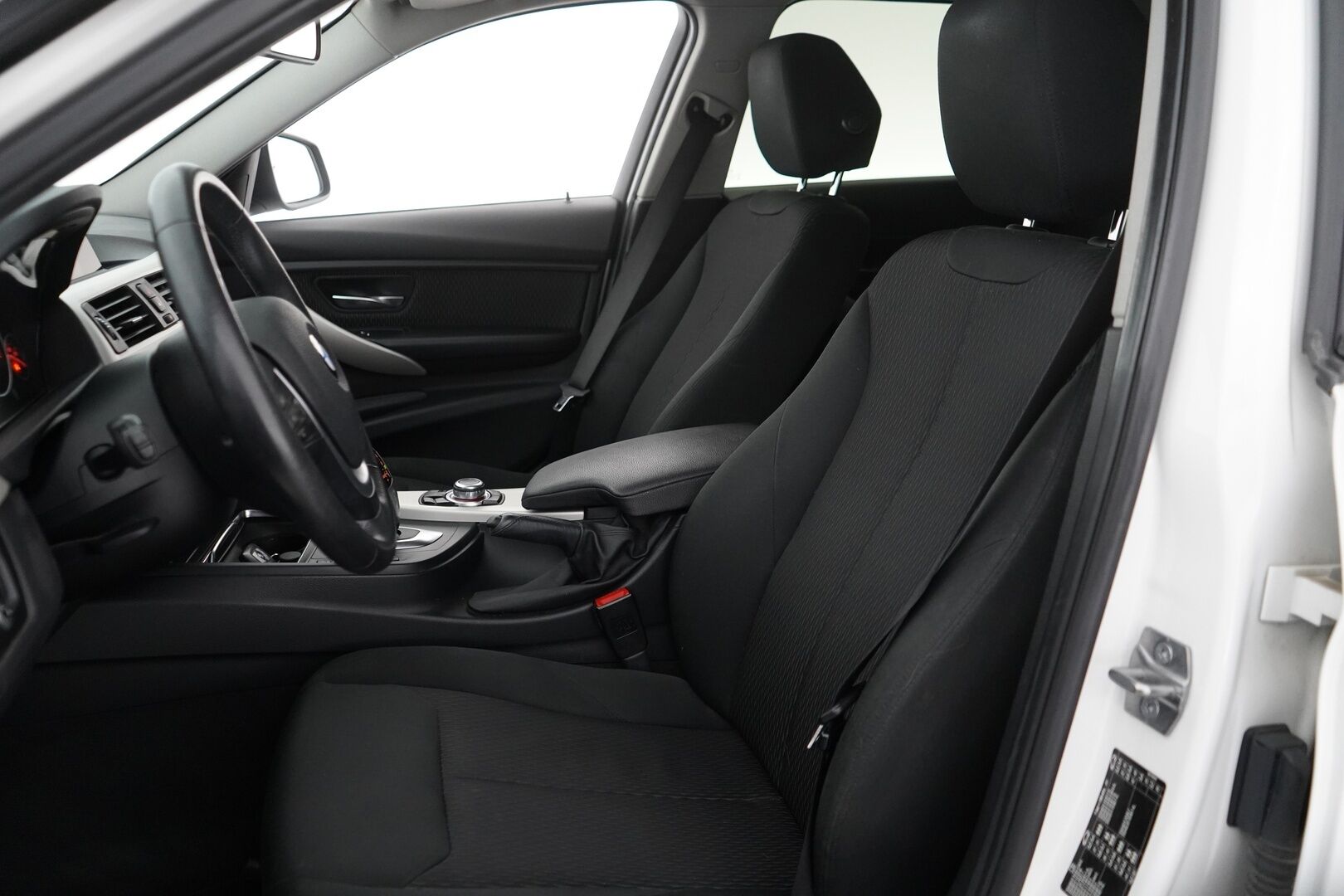 BMW 318 2016 F31 Touring d A Business *Adapt. LED / Sähköluukku / Navi / Vakkari*