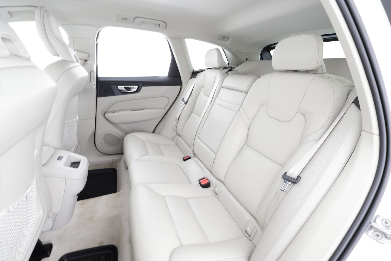 Volvo XC60 2019 D4 AWD Business Inscription aut * Webasto / Koukku / ACC / Full-LED / P.Kamera / Sportpenkki Muistilla / Navi * - Kahdet renkaat aluvanteilla / Suomi-auto