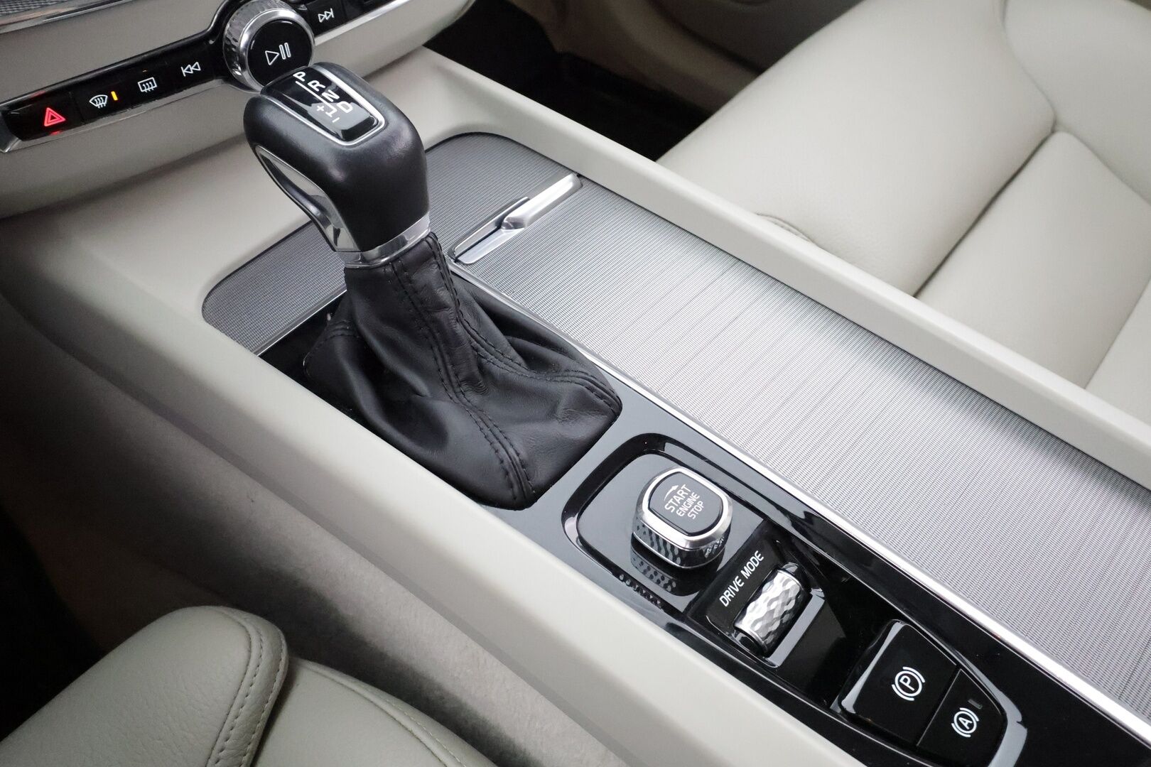 Volvo XC60 2019 D4 AWD Business Inscription aut * Webasto / Koukku / ACC / Full-LED / P.Kamera / Sportpenkki Muistilla / Navi * - Kahdet renkaat aluvanteilla / Suomi-auto