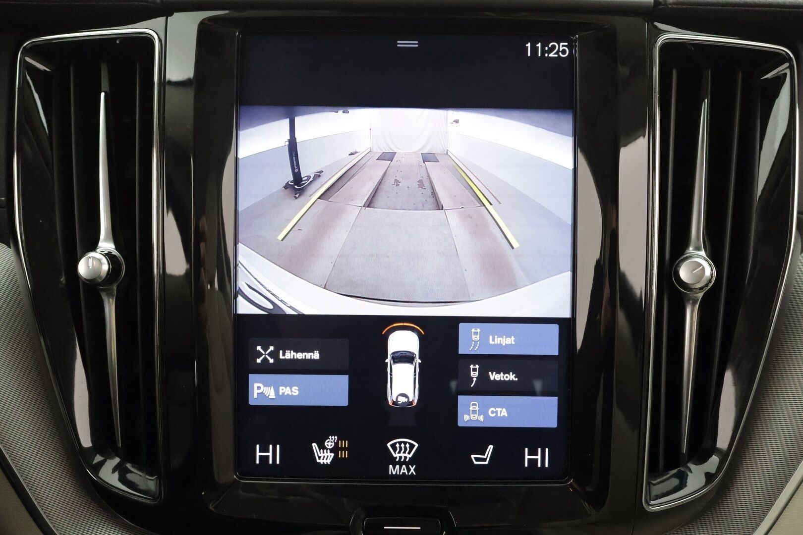 Volvo XC60 2019 D4 AWD Business Inscription aut * Webasto / Koukku / ACC / Full-LED / P.Kamera / Sportpenkki Muistilla / Navi * - Kahdet renkaat aluvanteilla / Suomi-auto