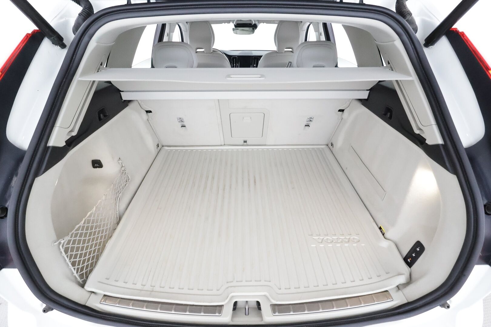 Volvo XC60 2019 D4 AWD Business Inscription aut * Webasto / Koukku / ACC / Full-LED / P.Kamera / Sportpenkki Muistilla / Navi * - Kahdet renkaat aluvanteilla / Suomi-auto