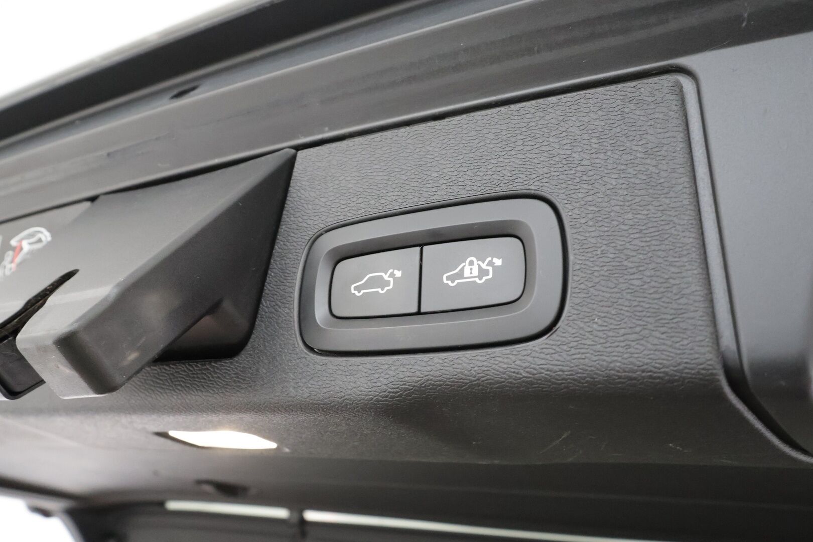 Volvo XC60 2019 D4 AWD Business Inscription aut * Webasto / Koukku / ACC / Full-LED / P.Kamera / Sportpenkki Muistilla / Navi * - Kahdet renkaat aluvanteilla / Suomi-auto