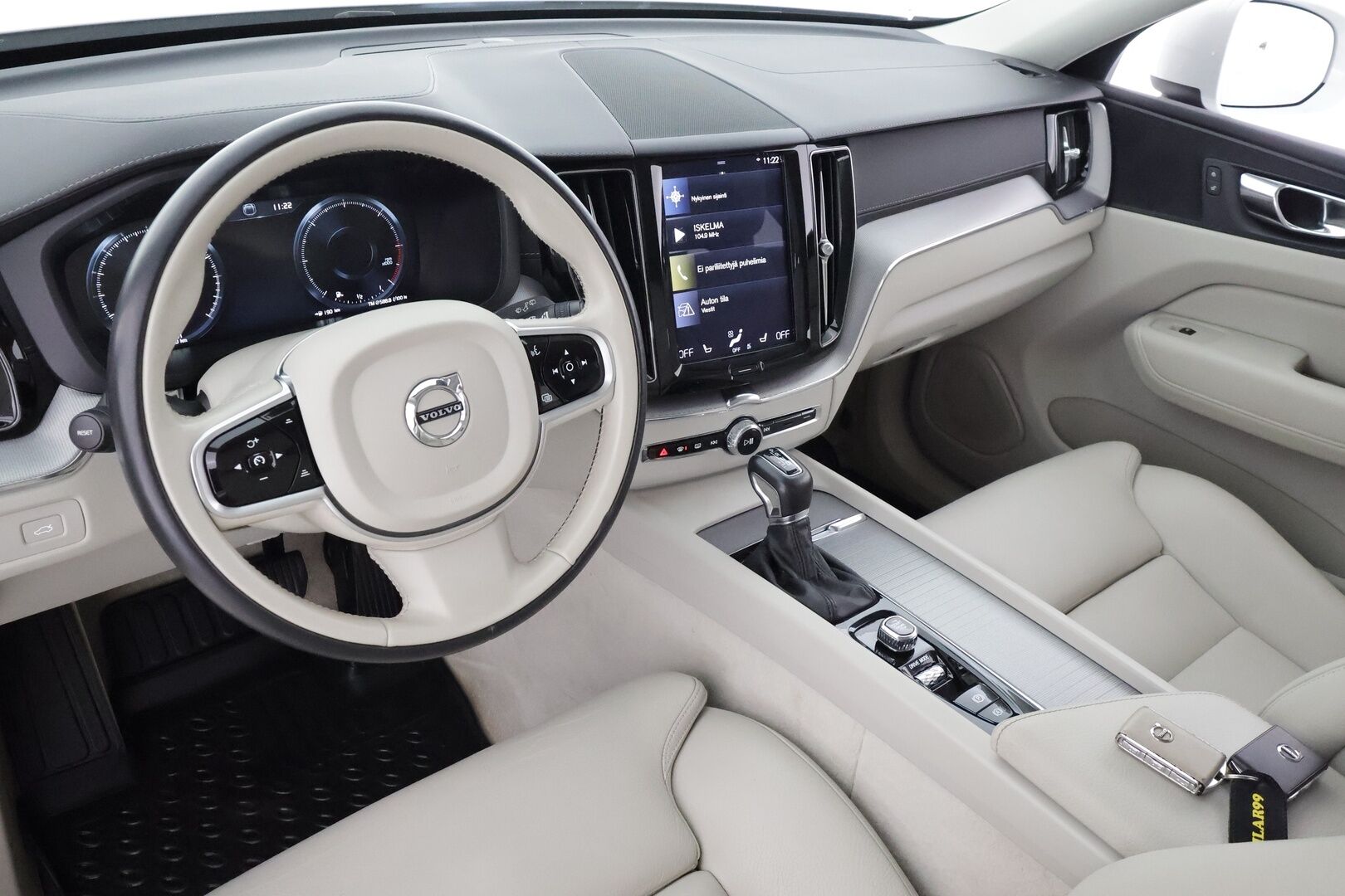 Volvo XC60 2019 D4 AWD Business Inscription aut * Webasto / Koukku / ACC / Full-LED / P.Kamera / Sportpenkki Muistilla / Navi * - Kahdet renkaat aluvanteilla / Suomi-auto