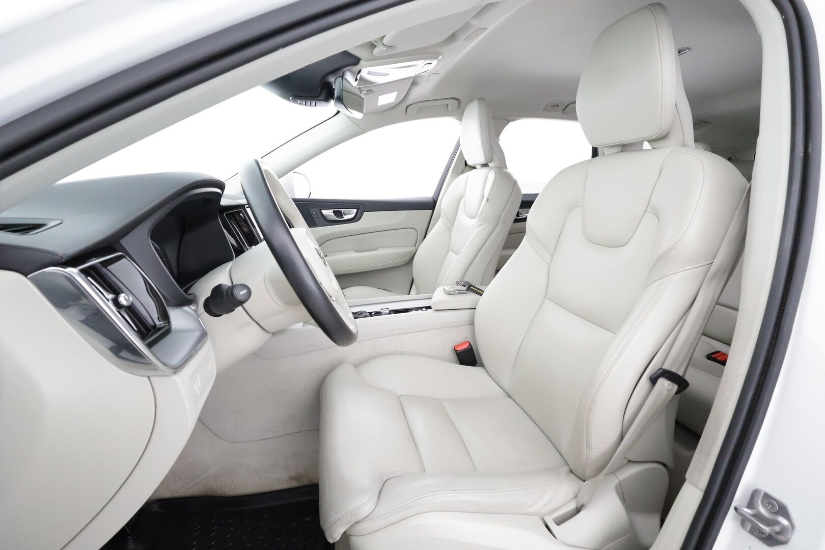 Volvo XC60 2019 D4 AWD Business Inscription aut * Webasto / Koukku / ACC / Full-LED / P.Kamera / Sportpenkki Muistilla / Navi * - Kahdet renkaat aluvanteilla / Suomi-auto