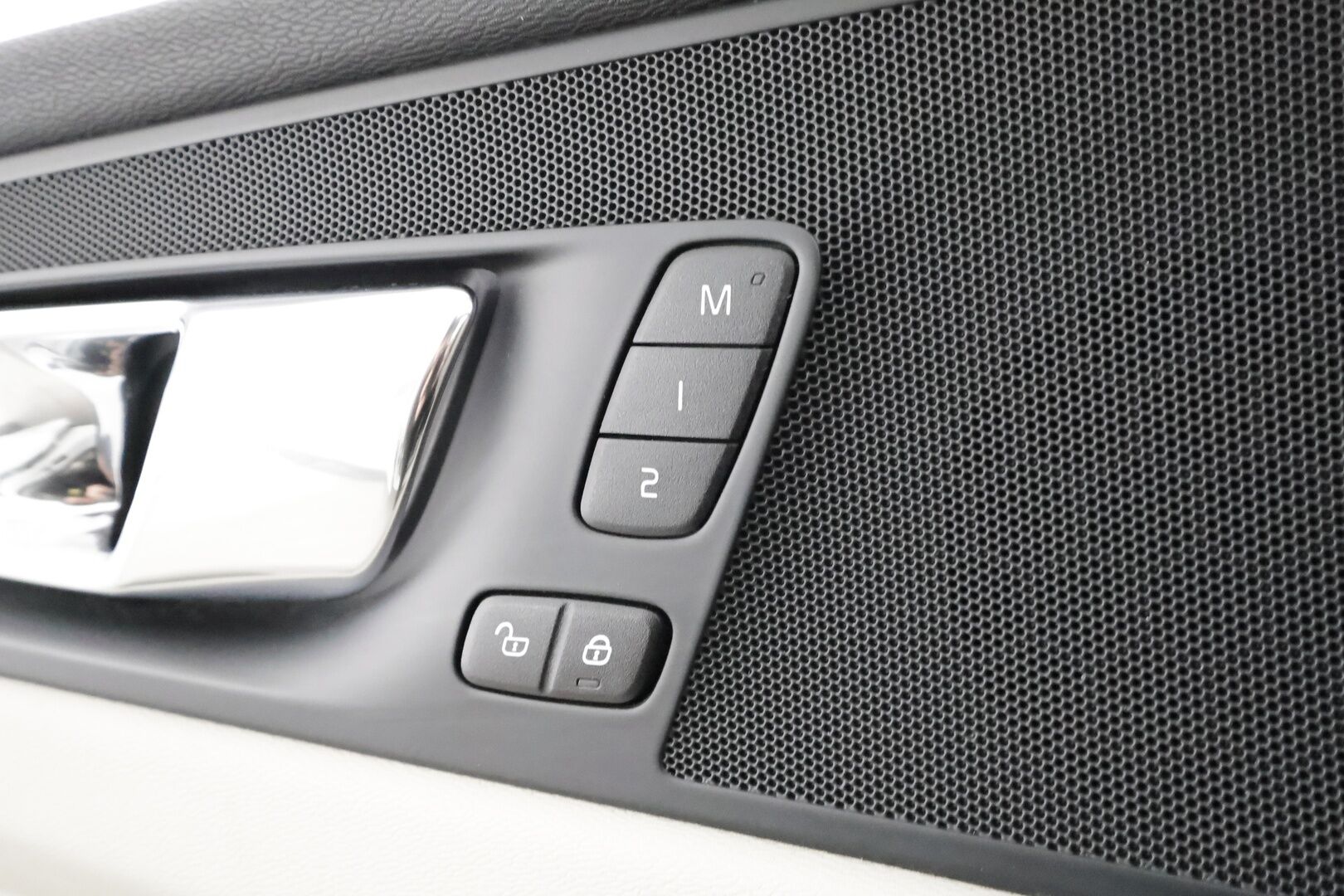 Volvo XC60 2019 D4 AWD Business Inscription aut * Webasto / Koukku / ACC / Full-LED / P.Kamera / Sportpenkki Muistilla / Navi * - Kahdet renkaat aluvanteilla / Suomi-auto