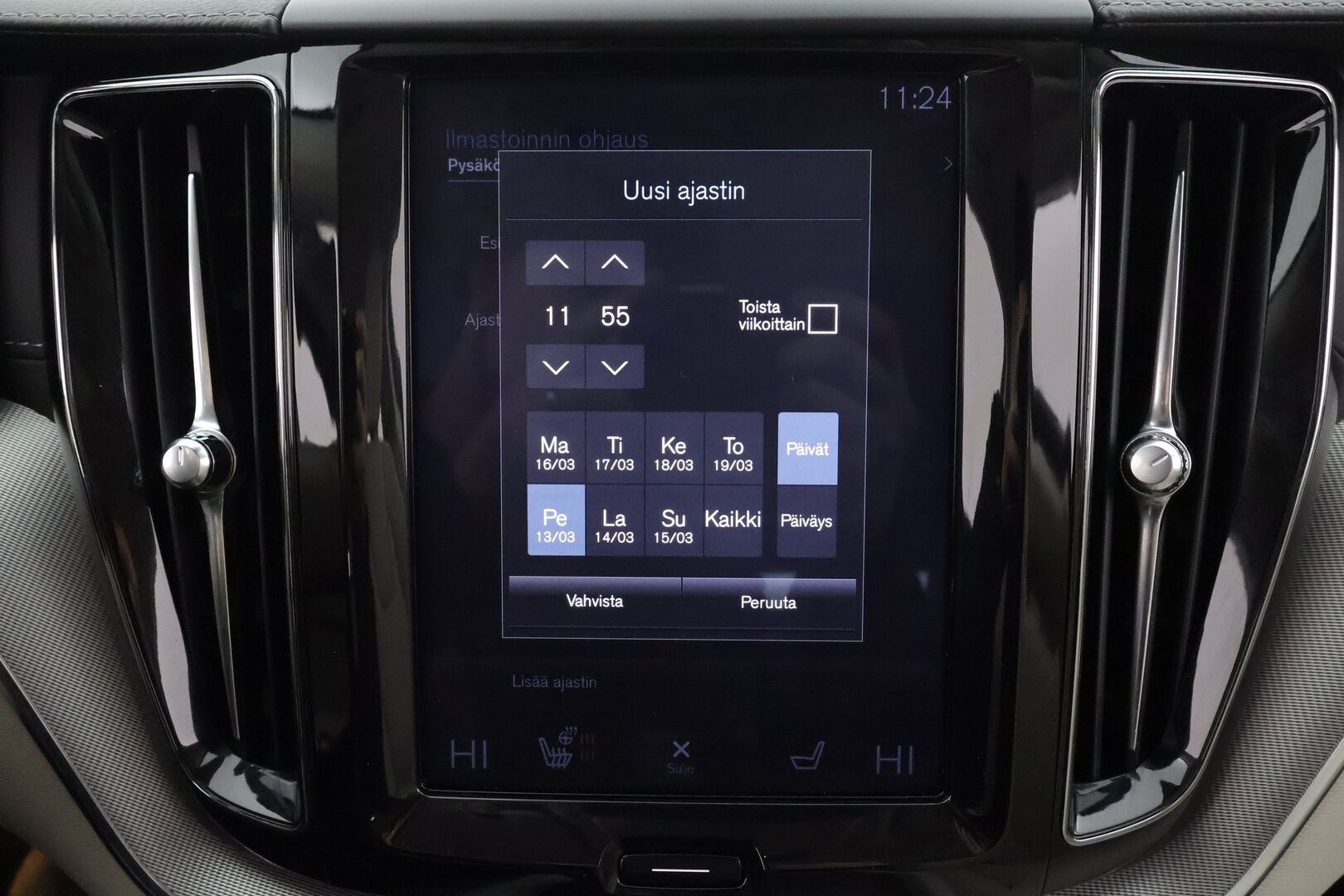 Volvo XC60 2019 D4 AWD Business Inscription aut * Webasto / Koukku / ACC / Full-LED / P.Kamera / Sportpenkki Muistilla / Navi * - Kahdet renkaat aluvanteilla / Suomi-auto