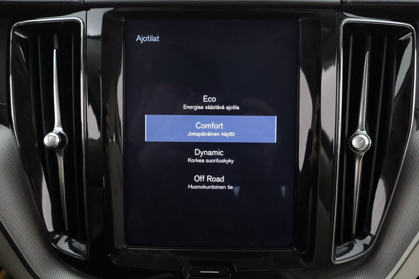 Volvo XC60 2019 D4 AWD Business Inscription aut * Webasto / Koukku / ACC / Full-LED / P.Kamera / Sportpenkki Muistilla / Navi * - Kahdet renkaat aluvanteilla / Suomi-auto