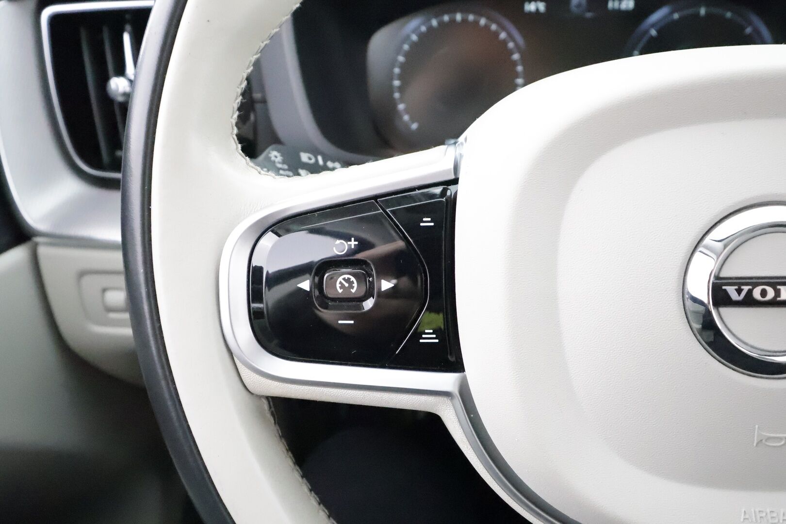 Volvo XC60 2019 D4 AWD Business Inscription aut * Webasto / Koukku / ACC / Full-LED / P.Kamera / Sportpenkki Muistilla / Navi * - Kahdet renkaat aluvanteilla / Suomi-auto