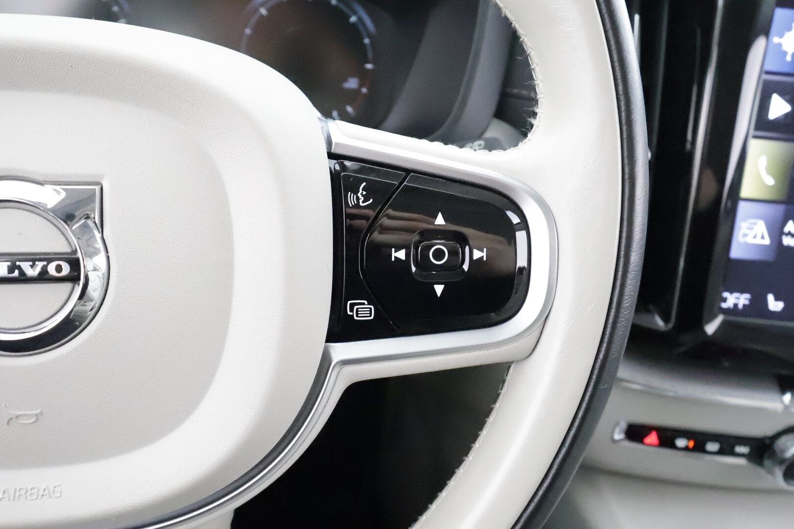 Volvo XC60 2019 D4 AWD Business Inscription aut * Webasto / Koukku / ACC / Full-LED / P.Kamera / Sportpenkki Muistilla / Navi * - Kahdet renkaat aluvanteilla / Suomi-auto