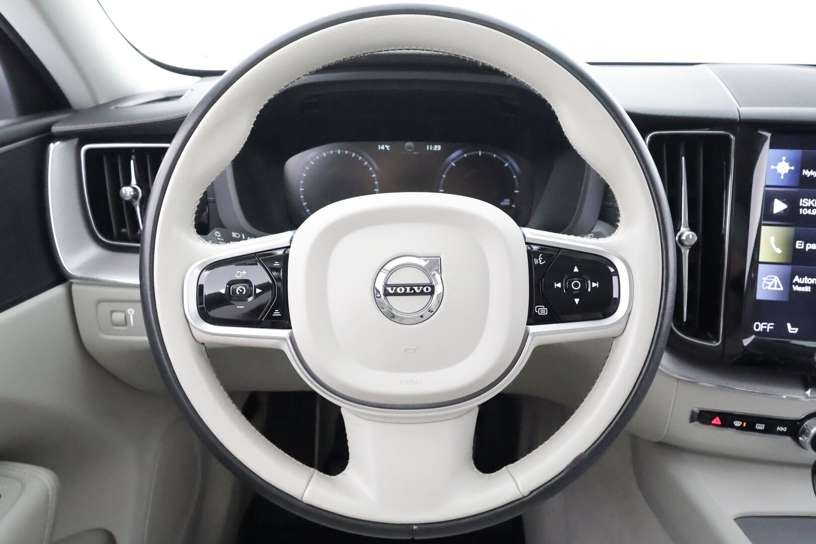 Volvo XC60 2019 D4 AWD Business Inscription aut * Webasto / Koukku / ACC / Full-LED / P.Kamera / Sportpenkki Muistilla / Navi * - Kahdet renkaat aluvanteilla / Suomi-auto