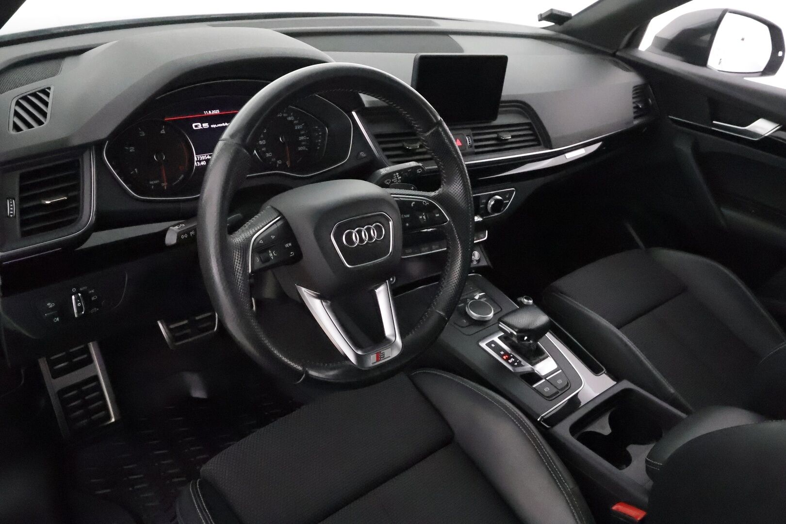 Audi Q5 2019 Business Sport Special Edition 35 TDI 120 kW quattro S tronic **Vakkari / Matrix LED / Webasto / P.kamera / Koukku** - 1.Om Suomi-auto / Merkkihuollettu / Kahdet renkaat aluvanteilla / Sporttipenkit puolinahoilla / Juuri katsastettu!