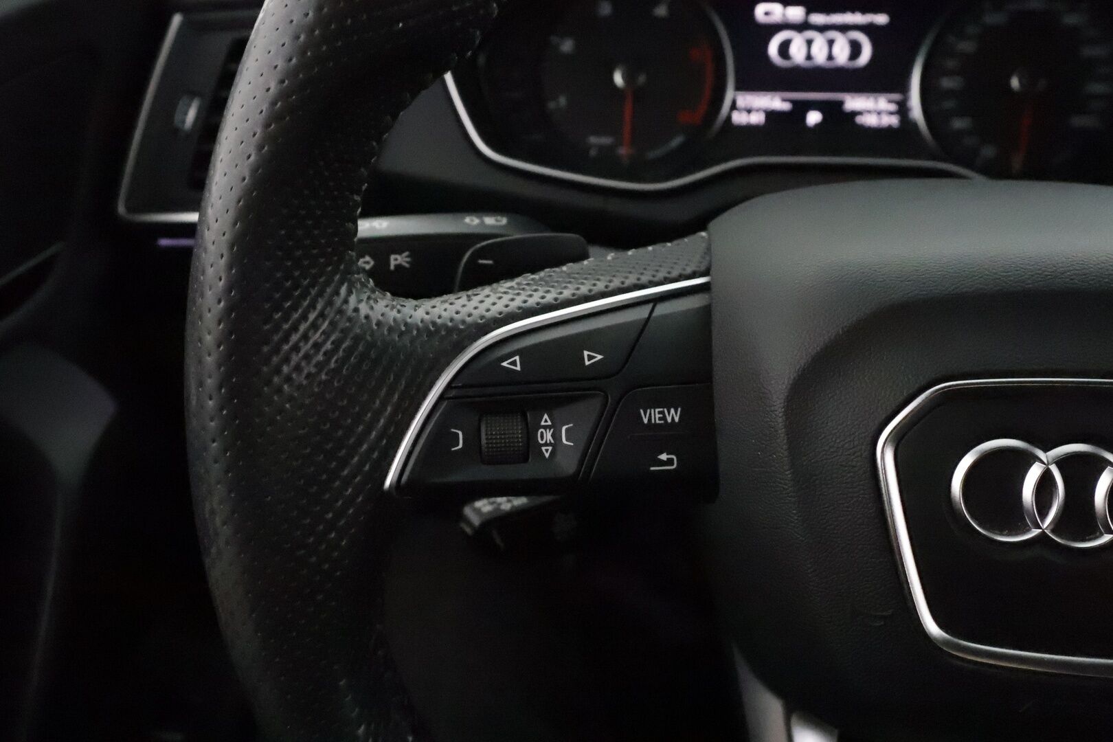 Audi Q5 2019 Business Sport Special Edition 35 TDI 120 kW quattro S tronic **Vakkari / Matrix LED / Webasto / P.kamera / Koukku** - 1.Om Suomi-auto / Merkkihuollettu / Kahdet renkaat aluvanteilla / Sporttipenkit puolinahoilla / Juuri katsastettu!