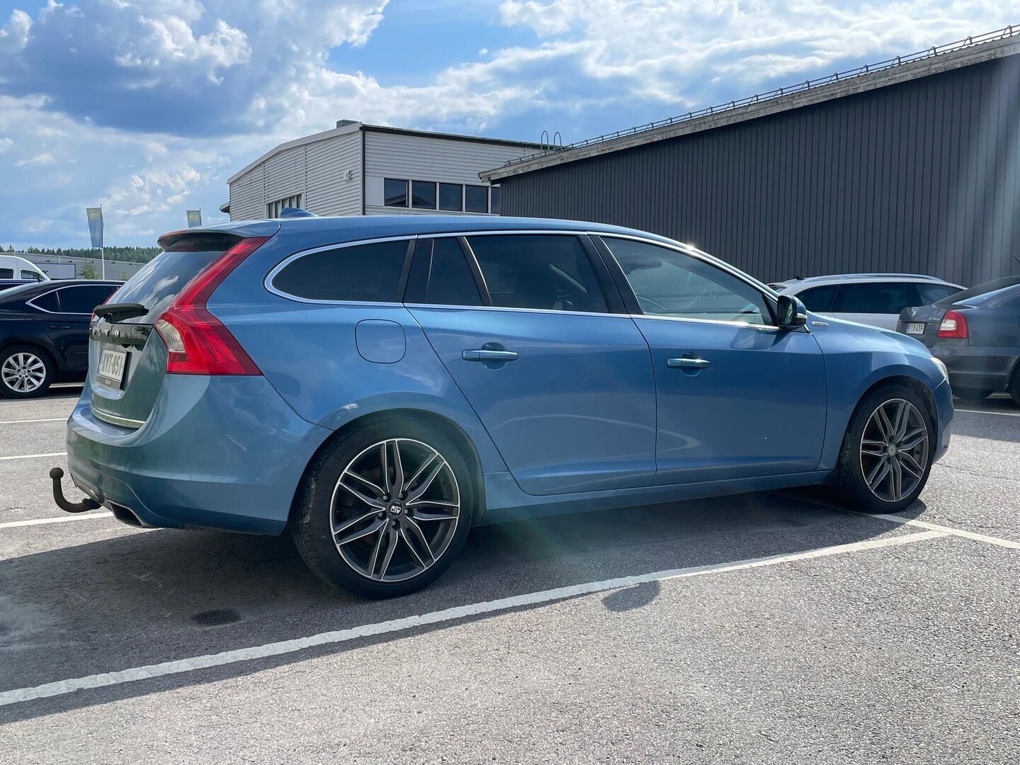 Volvo V60 2013 D6 AWD Summum plug in hybrid aut *Myydään Huutokaupat.com* - | Webasto | Digimittaristo | Kattoluukku | Vetokoukku | Nahkasisusta | Muistipenkki | Navi | 2X Renkaat & Vanteet