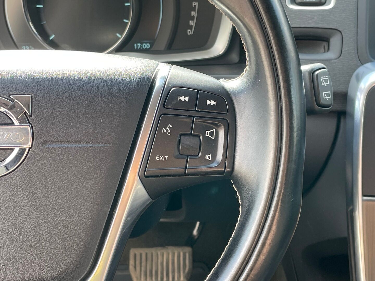 Volvo V60 2013 D6 AWD Summum plug in hybrid aut *Myydään Huutokaupat.com* - | Webasto | Digimittaristo | Kattoluukku | Vetokoukku | Nahkasisusta | Muistipenkki | Navi | 2X Renkaat & Vanteet