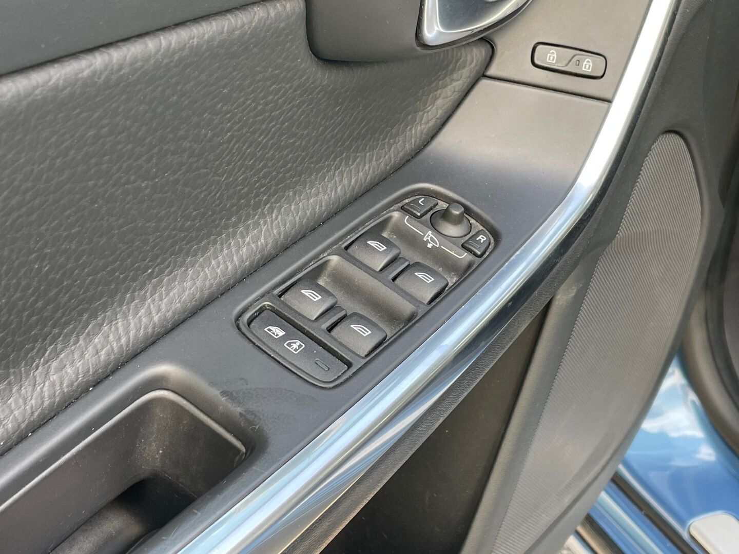 Volvo V60 2013 D6 AWD Summum plug in hybrid aut *Myydään Huutokaupat.com* - | Webasto | Digimittaristo | Kattoluukku | Vetokoukku | Nahkasisusta | Muistipenkki | Navi | 2X Renkaat & Vanteet