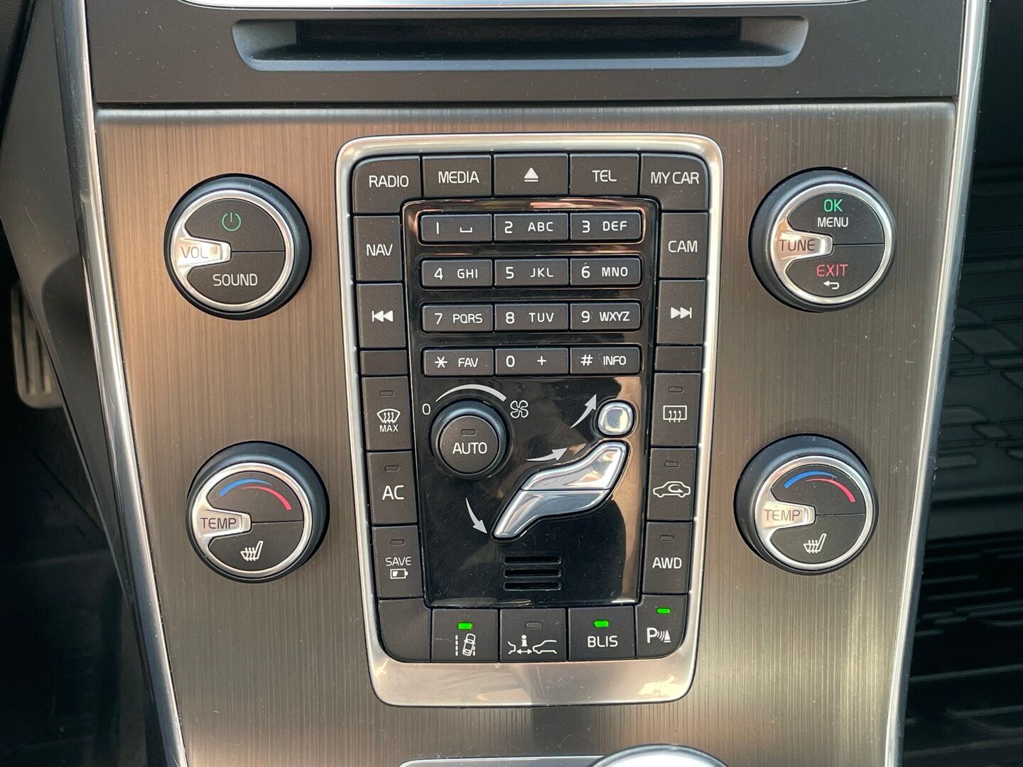 Volvo V60 2013 D6 AWD Summum plug in hybrid aut *Myydään Huutokaupat.com* - | Webasto | Digimittaristo | Kattoluukku | Vetokoukku | Nahkasisusta | Muistipenkki | Navi | 2X Renkaat & Vanteet
