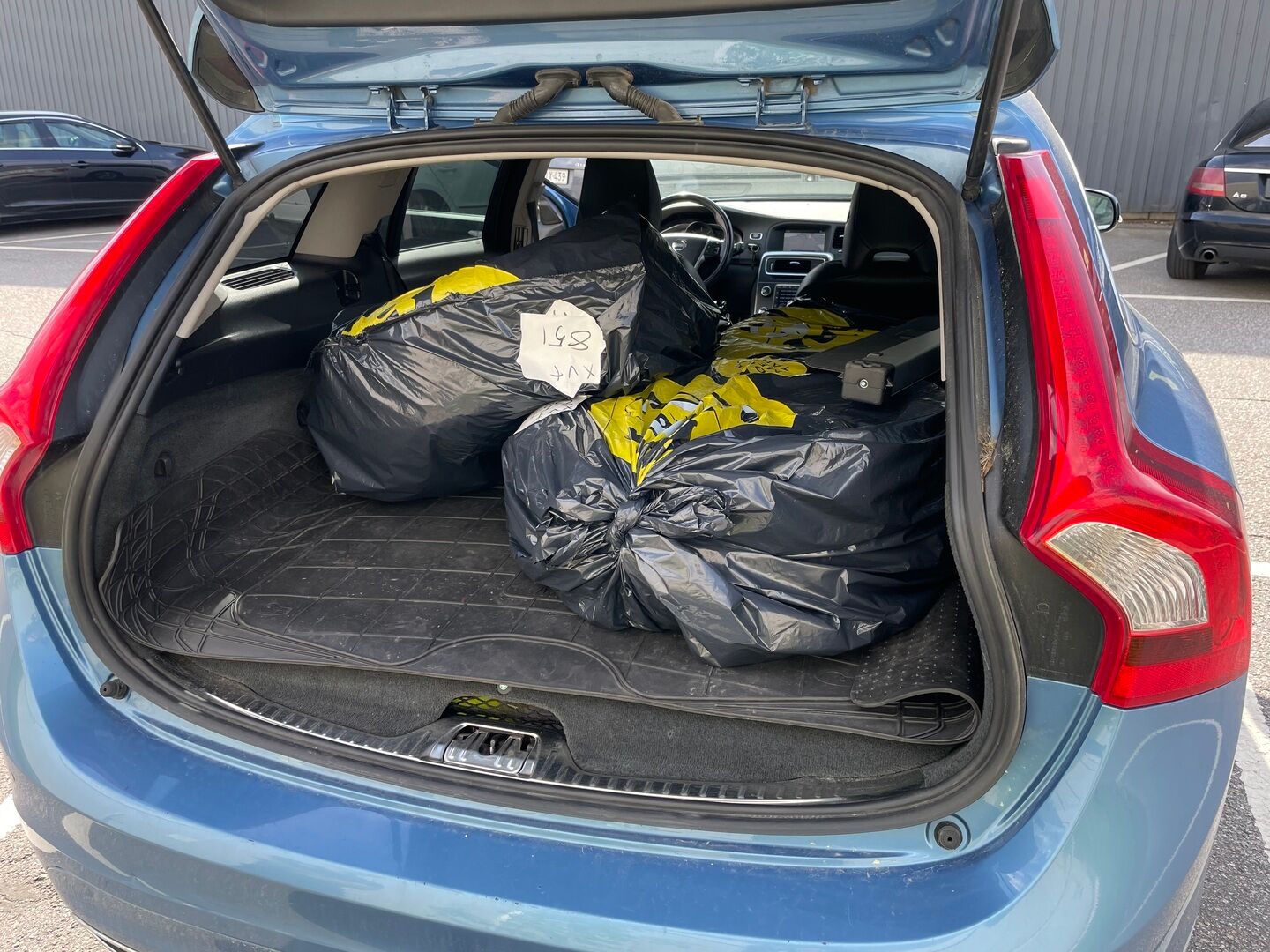 Volvo V60 2013 D6 AWD Summum plug in hybrid aut *Myydään Huutokaupat.com* - | Webasto | Digimittaristo | Kattoluukku | Vetokoukku | Nahkasisusta | Muistipenkki | Navi | 2X Renkaat & Vanteet