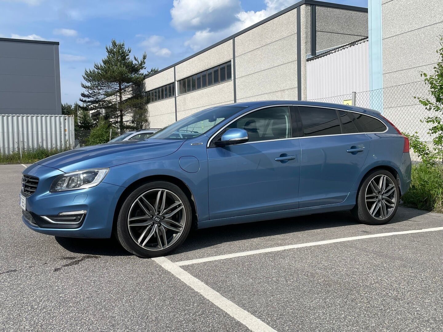 Volvo V60 2013 D6 AWD Summum plug in hybrid aut *Myydään Huutokaupat.com* - | Webasto | Digimittaristo | Kattoluukku | Vetokoukku | Nahkasisusta | Muistipenkki | Navi | 2X Renkaat & Vanteet