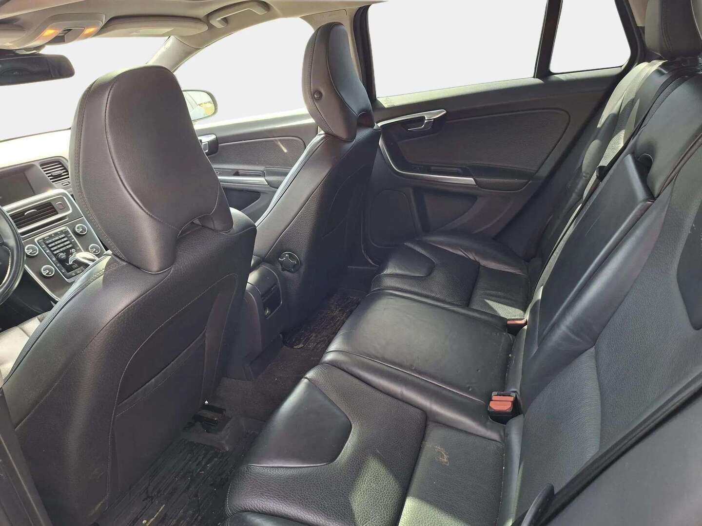 Volvo V60 2013 D6 AWD Summum plug in hybrid aut **YritysOutlet - Myydään vain yrityksille* - 2x renkaat ja vanteet / Huoltokirja / Nahkaverhoilut / Kattoluukku