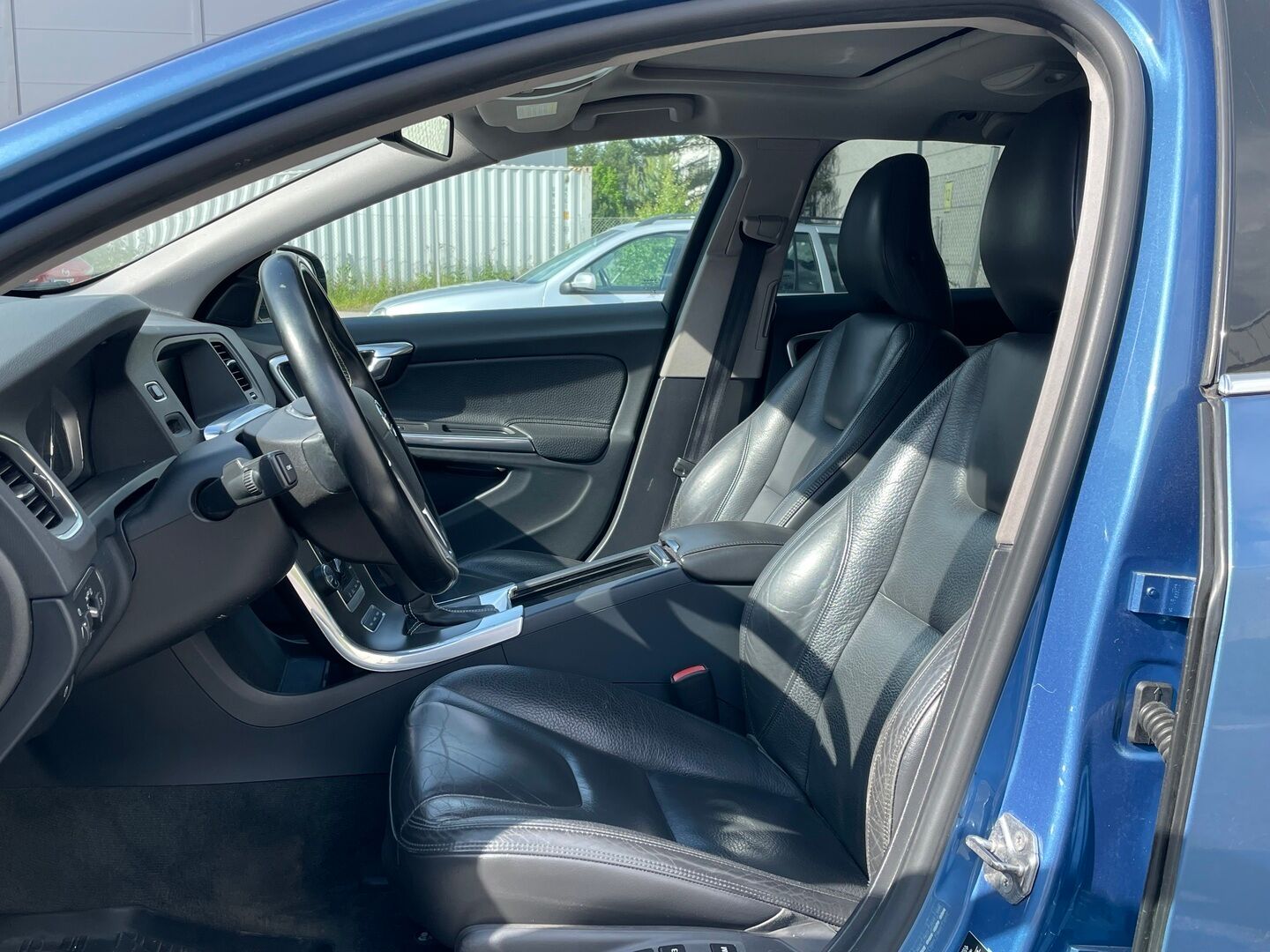Volvo V60 2013 D6 AWD Summum plug in hybrid aut *Myydään Huutokaupat.com* - | Webasto | Digimittaristo | Kattoluukku | Vetokoukku | Nahkasisusta | Muistipenkki | Navi | 2X Renkaat & Vanteet